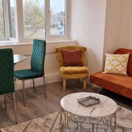 1 Bedroom Apartment - Flitwick - Contractor Friendly - Tourist Ready - Full Kitchen - Wifi - Smart Tv - Sofa Bed - Free Parking - Ideal For Short Or Long Stays Екстериор снимка